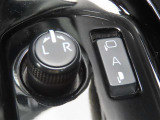 こちらのヴォクシーはオートミラー付き!うっかり閉じ忘れの無いように、鍵を閉めるとミラーも閉じ、エンジン掛ければミラーが開きます!あると便利なんです♪