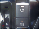 オートブレーキホールド機能は運転者のブレーキ操作によって停車した際に自動的にブレーキ力を保持する機能です。ブレ-キ力が保持されているときにアクセルペダルを踏むと自動的にブレ-キが解除され発進する事が出来