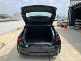 【トランクルーム】全面をファブリック処理し荷物に傷がつくのを防ぎます。ラゲージルーム照明を装着。背もたれをほぼ水平まで倒すことが出来ます。大きな荷物の収納にも便利です。
