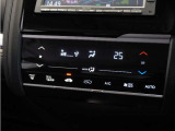 【オートエアコン】温度を設定すれば自動で快適な車内温度を保ちます。エアコン内部の高性能脱臭フィルターで車内のアレルゲンや花粉を除去。