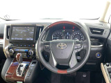 運転席まわりです。 各操作スイッチは使いやすい位置に配置されてます。
