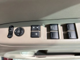 狭い駐車場で便利な電動格納ドアミラーが付いています。
