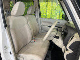 運転席まわりには十分なスペースがあり、大柄な方でもゆったり運転していただける環境です。