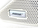 【BOSEサウンドシステム】メーカーオプションの高品位サウンドシステムを搭載。専用のチューニングが施された大小様々なスピーカーから良質なサウンドが奏でられ、臨場感あふれる音響空間を演出します。