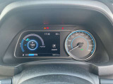 視認性の高いメーターで運転情報を的確に把握できます