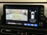 リバースギアに入れるだけで後方の表示へ切り替わります。夜間や雨の日の駐車も楽になりますよ。