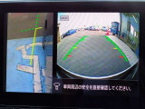 サイドブラインドモニターは、障害物などの確認を補助するシステムです。前進、右左折するときは直接目で周囲の安全を確認し、ゆっくりした速度で運転してください。また、左折時には内輪差に注意してください。