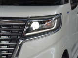 【LEDヘッドライト】悪天候や夜間走行時も良好な視界を確保し安心して運転できる高輝度LEDヘッドライトを装備。明るい上に点灯速度が早く消費電力も抑えられています。