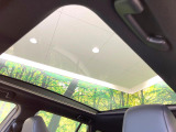 【ガラスルーフ】ガラスルーフ搭載で車内の解放感が一気にアップ!開放的なドライブをお楽しみいただけます。
