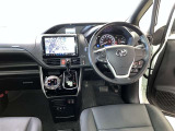 運転席は見やすく整理され、ナビも美しく装着され操作性にも優れています!