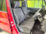 運転席シート廻りは使用感も少なく、良好な状態となっています。丁寧に使われていたことがよくわかりますね。