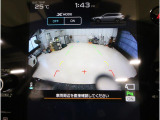 後方映像を11.6インチディスプレイに表示し、ステアリング連動ガイドラインが駐車をサポート。さらに後退時はリヤ4センサーが障害物を検知し、必要に応じてブレーキが作動します。