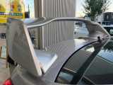【大型リヤスポイラー】スポーツカーらしさがグッと引き立つ大型リヤスポイラーを装着♪高速走行時のスタビリティ(走行安定性)向上に役立ちます。