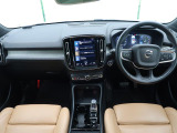 大人気コンパクトSUVのXC40が入荷いたしました!高級感あふれる茶革シートとプレミアムサウンドのharman/kardonが作り出す空間は至福ですね♪スタッフおススメの一台となっております!!!