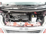 エンジンルームの樹脂部分は丁寧に磨いてツヤをだしています。当社の中古車のエンジンルームクリーニングはとても自信があります★