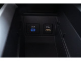 携帯の充電などに役立つUSB電源ソケットとディスプレーオーディオと接続用USBソケットになります!HDMIソケットも付いてます♪