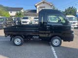 ハイゼット トラックの使い勝手の良い荷台は、長さも幅もめいっぱいのゆとりの広さ。 荷物をとことん積めるので、仕事の量が変わります。