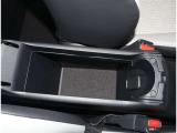運転席、助手席の間にひじ掛けがあるから便利です。