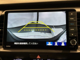 リバースギアに入れるだけで後方の表示へ切り替わります。夜間や雨の日の駐車も楽になりますよ。