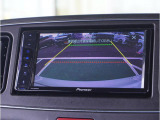 【バックカメラ】駐車が苦手な方でも安心してお乗りいただけます。リバース連動で画面が切り替わるのでとっても便利です。
