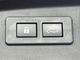 【パワーバックドア】スマートキーや運転席のボタンを押すだけでリアゲートが自動で開閉します!荷物を持っている時や、高い位置にあるバックドアを閉める際に便利な機能です♪