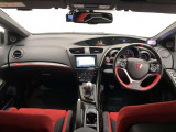シンプルながら機能性あふれる運転席廻りです。視界性もよく、運転しやすいですよ。
