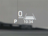 カラーヘッドアップディスプレイ付き。少ない視線移動で情報を確認できるので、運転の疲労軽減に繋がりますよ♪