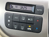 【オートエアコン】一度お好みの温度に設定すれば、車内の温度を検知し風量や温度を自動で調整。暑い&hellip;寒い&hellip;と何度もスイッチ操作をする必要はありません。快適な車内空間には必須の機能ですね♪
