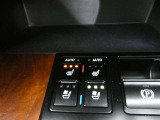 運転席・助手席は、ヒーター&ベンチレーション付シートです。暑い時期も寒い冬も快適に過ごせるうれしい装備です。