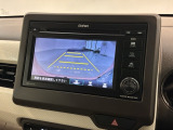 リバースギアに入れるだけで後方の表示へ切り替わります。夜間や雨の日の駐車も楽になりますよ。