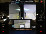 左右のサイドカメラ映像を同時に表示し、車両周囲の死角をしっかりカバー。狭い道や駐車時の接触リスクを減らし、安心して操作できる視界を確保します。