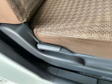 運転席の足元は広々としており、座席は大きく前後にスライド出来るので自分に合ったポジションで運転する事が出来ます。アクセルやブレーキにクセもなくとても運転のしやすい車両です。