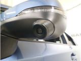 助手席側で見えにくい左前方の映像を、車内のマルチファンクションディスプレイに映し出します。前方への駐車や左寄せ、狭い道でのすれ違いなど、さまざまなシーンで安心して運転できる便利な機能です。