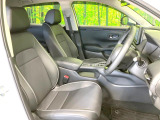 運転席まわりには十分なスペースがあり、大柄な方でもゆったり運転していただける環境です。