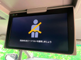 【フリップダウンモニター】大画面モニターで後席でもエンタメをお楽しみいただけます。小さなお子様にも大人気の装備です♪
