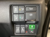 両側電動スライドドアは運転席から操作ができるよう、操作スイッチが付いています。周辺にはHondaセンシング用のVSA(ABS+TCS+横滑り抑制)解除と路外逸脱抑制機能などのスイッチがあります。