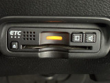 【ETC】有料道路を利用する際に料金所で停止することなく通過できる、ETC車載器(ノンストップ自動料金収受システム機器)が装備されています。セットアップを行うことで利用可能になります。