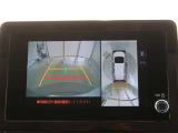 パノラミックビューモニター付きです。車両を上から見たような映像をディスプレイオーディオ画面に表示。運転席からの目視だけでは見にくい、車両周辺の状況をリアルタイムでしっかり確認できます。