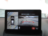 車両の前後左右にある4つのカメラを合成することで、まるでご自身のクルマを空から見ているような俯瞰での映像を映し出してくれます。バック時ももちろんのこと、前進時に視界の悪い交差点でも役に立ちますね。
