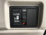 パワースライドドアが付いています。ワンタッチで簡単にお子様でも、お年寄りの方でも、開閉できますからとても便利です。キーレスや車内スイッチでも自動でドアの開閉ができます。