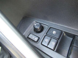 駐車時や狭い道でのすれ違い時に気を使うミラー。電動格納式ドアミラーはそんな時に便利です。