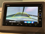 リバースギアに入れるだけで後方の表示へ切り替わります。夜間や雨の日の駐車も楽になりますよ。