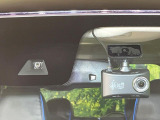 【三菱e-Assist】走行中に前方の車両等を認識し、衝突しそうな時は警報とブレーキで衝突回避と被害軽減をアシスト。より安全にドライブをお楽しみいただけます。