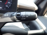 オートライト機能が装備されており暗い場所に入ると車両が検知しライトのON・OFFを自動的に切り替えてくれますので非常に便利な装備です♪