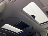 【サンルーフ】開放感たっぷりの希少装備、サンルーフが装着されています!車内に明かりを取り入れたり景色を楽しむ以外にも、車内の空気も簡単に換気できて快適です!