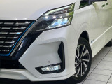 【LEDヘッドライト】悪天候や夜間走行時も良好な視界を確保し安心して運転できる高輝度LEDヘッドライトを装備!点灯速度が早く、消費電力も抑えられています。