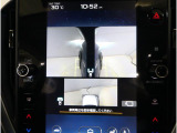 左右のサイドカメラ映像を同時に表示し、車両周囲の死角をしっかりカバー。狭い道や駐車時の接触リスクを減らし、安心して操作できる視界を確保します。