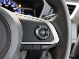 アダプティブクルーズコントロール機能付きです。走行中に先行車の様子を検知しながら、設定した車速の範囲内で先行車との距離のキープを支援します。詳細は販売店スタッフまでおたずねください。
