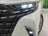 【LEDヘッドライト】悪天候や夜間走行時も良好な視界を確保し安心して運転できる高輝度LEDヘッドライトを装備!点灯速度が早く、消費電力も抑えられています。