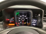 スピードメーターとタコメーターを大きく配した見やすいメーター部になっています。右側のインフォメーション画面でオドメーターや燃費などの情報を確認できます。